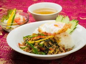 【ガパオライス】相挽きポークミンチを自家製ペーストで炒めた、疲れも吹っ飛ぶ辛口スタミナ系タイ飯。ガパオ（ホーリーバジル）がほんのり爽やかに香ります。