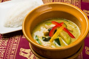 【グリーンカレー】創業時より大人気のこだわりグリーンカレー。辛さの中に感じられるハーブなどの色々な風味をお楽しみください。