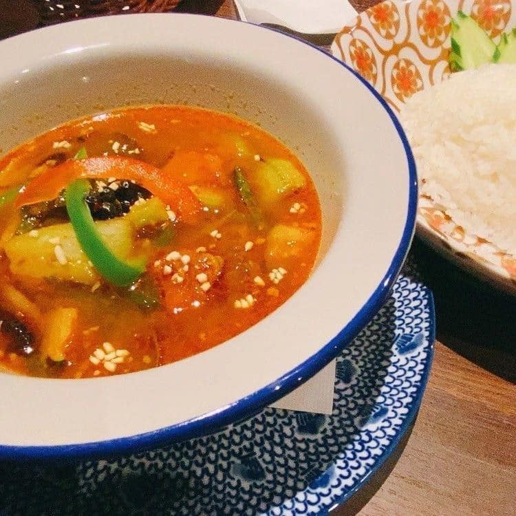 伏見での宴会で味わえる、スパイシーなトムヤムクンを召し上がれ!