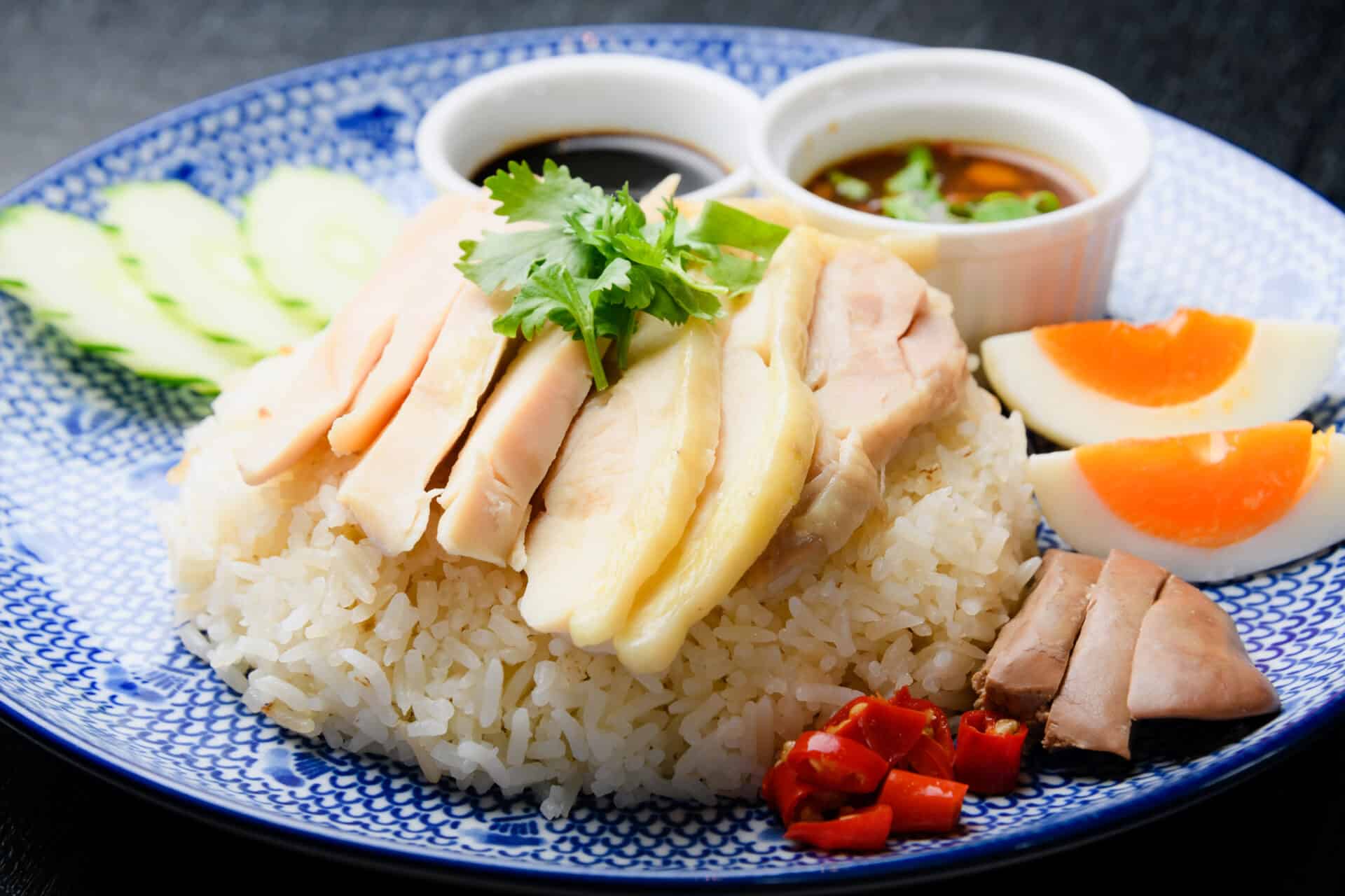 【カオマンガイ】ジャスミン米を自家製スープで炊き上げたタイ式チキンライス。特製生姜ソースと味変用タイ酢醤油のWソース。しっとりチキンにかけてどうぞ。レバー付きorレバーなし、お選びください。